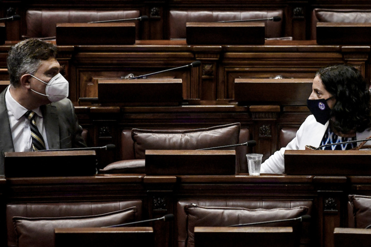Isaac Alfie y Azucena Arbeleche durante la Comision Permanente del Parlamento | Foto: Javier Calvelo / adhocFOTOS (Archivo, 2021)
