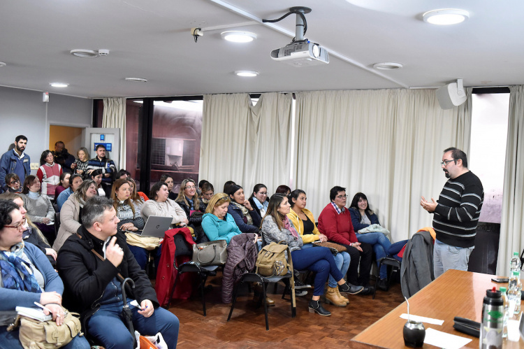 Curso del ProCES para finalizar la educación secundaria, en AEBU | Foto: Ricardo Antúnez / adhocFOTOS (Archivo, 2018)