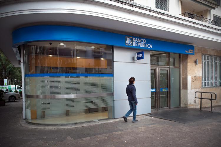Agencia del Banco de la República (BROU) de Villa Biarritz. Foto: Ricardo Antúnez / adhocFotos