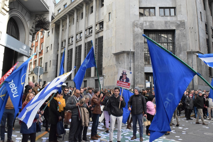 Concentración de trabajadores ante sede de Citi Uruguay | Foto: Ignacio Álvarez Vigna