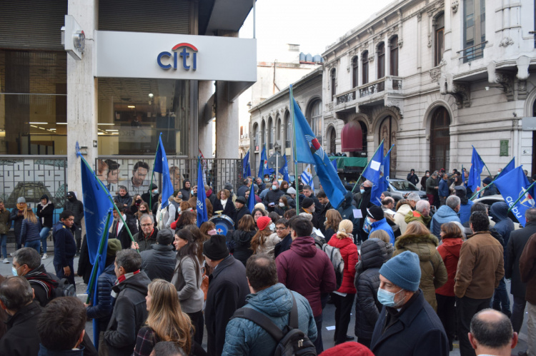 Concentración de AEBU frente a las puertas de Citi, ayer en Ciudad Vieja | Fotos: Irene Rügnitz
