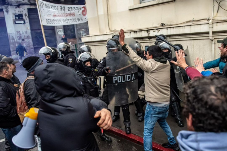 Represión policial. Foto: PIT-CNT / Hugo de León