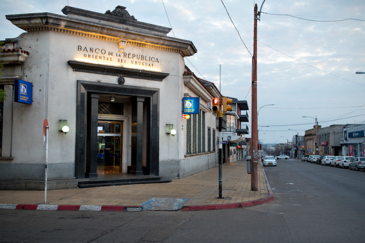 Sucursal del BROU en la ciudad de Artigas | Foto: Ricardo Antúnez / adhocFOTOS (Archivo, 2016)