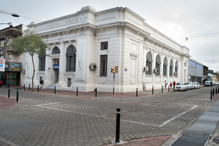 Banco República de la ciudad de Paysandú | Foto: Ricardo Antúnez / adhocFOTOS (Archivo, 2018)