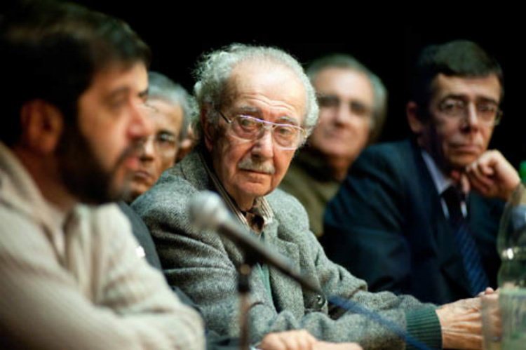 Dr. Raúl Varela junto a Fernando Pereira y dirigentes sindicales, en homenaje de AEBU por sus 90 años | Foto: Ricardo Antúnez / adhocFOTOS (Archivo, 2011)