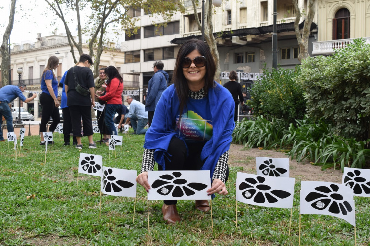 Simone Duarte en intervención en Plaza Matriz | Foto: Ignacio Álvarez Vigna