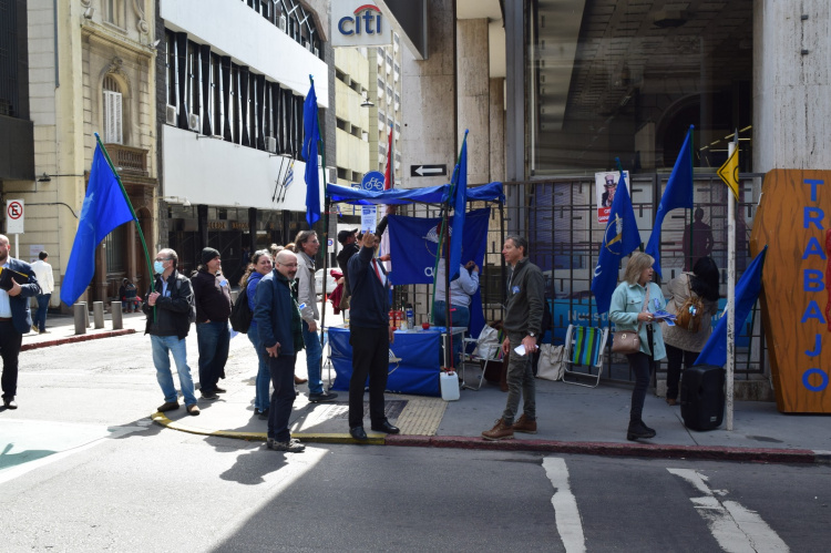 Movilización en la puerta del Citibank - Foto: Flavio Alza