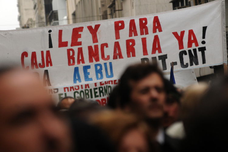 Acto de AEBU en defensa de Caja Bancaria | Foto: Ricardo Antúnez / adhocFOTOS (Archivo, 2008)
