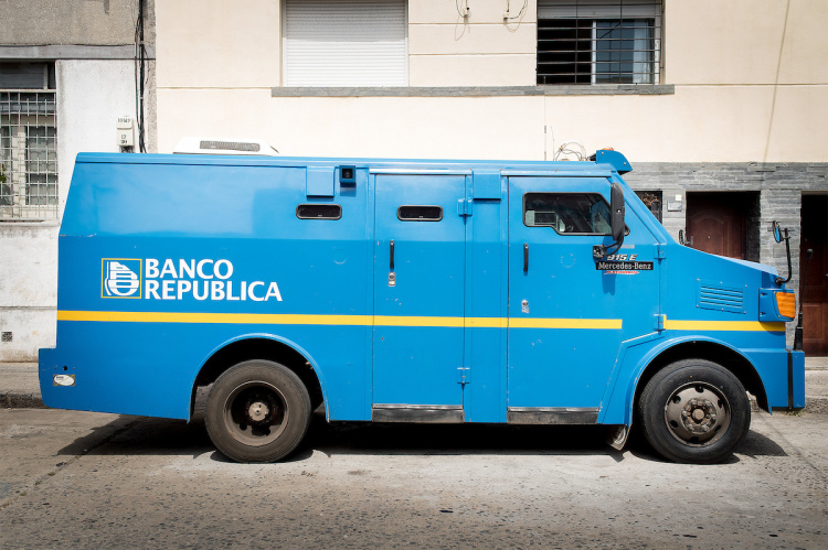 Camión blindado del BROU para transporte de valores | Foto: Ricardo Antúnez / adhocFOTOS (Archivo, 2017)