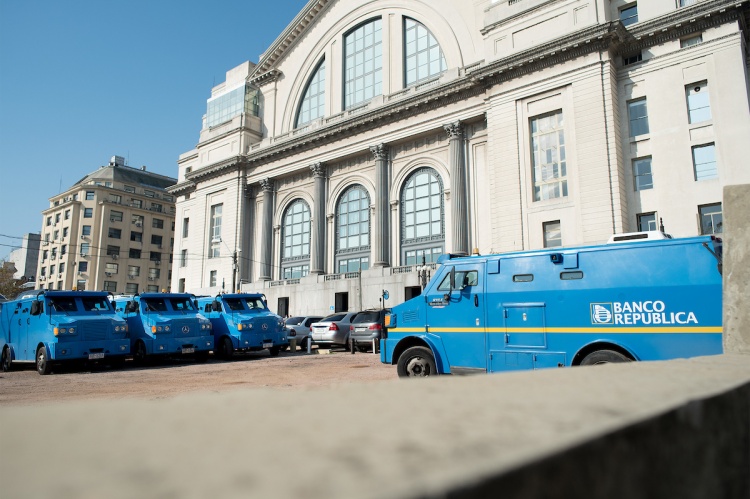 Casa Central del Banco República, vista desde la calle Piedras. Foto: Ricardo Antúnez / adhocFotos 