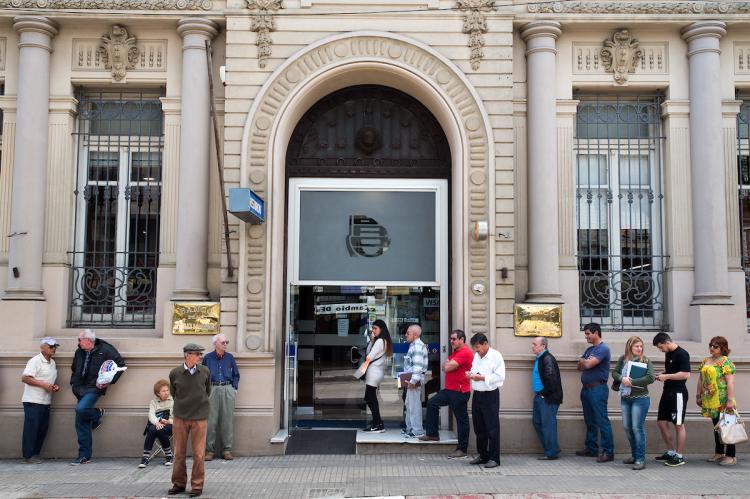 Banco de la República Oriental del Uruguay, sucursal Salto. | Foto: Ricardo Antúnez / adhocFotos (Archivo, 2016)