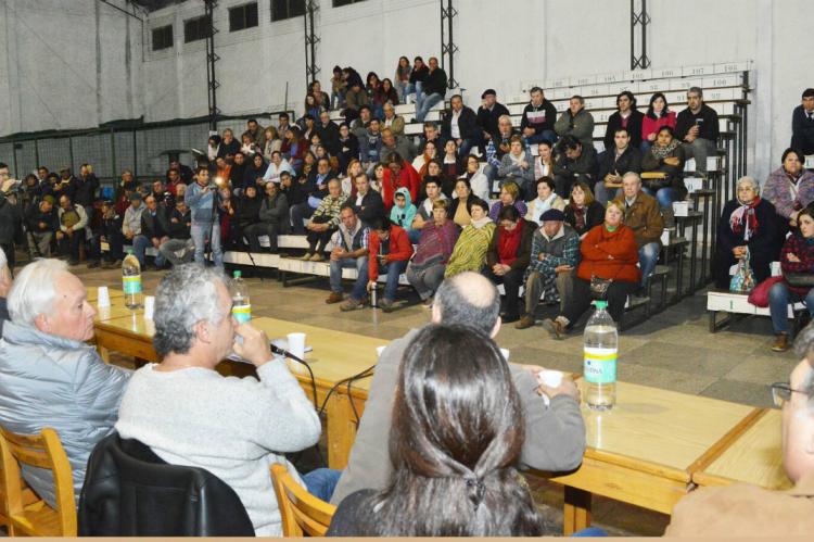 Mesa y público del cabildo abierto