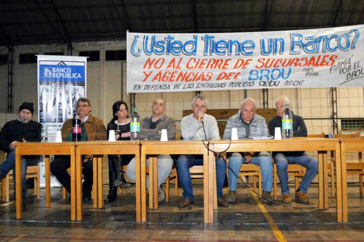 Mesa del cabildo abierto en José Enrique Rodó | Foto: Ruben Cabrera del periódico Centenario (Cardona) 