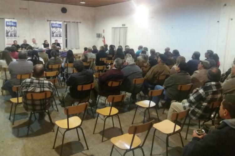 Vecinos de José Pedro Varela (Lavalleja) ayer, en el cabildo abierto por el cierre de sucursales del BROU. | Foto: Consejo del Sector Financiero Oficial