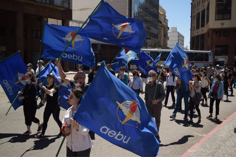 Marcha de banca oficial hacia la Torre Ejecutiva, este mediodía. | Fotos: Santiago Gómez