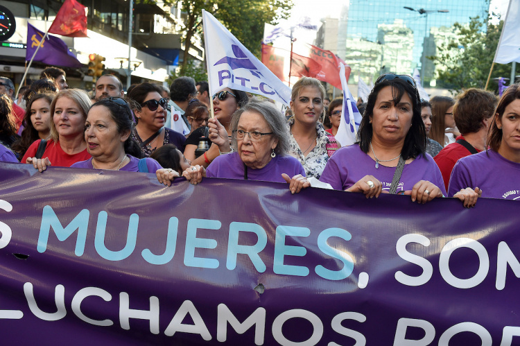 Marcha del 8 de marzo de 2018 por la Avenida 18 de Julio. En la foto, mujeres representantes del PIT CNT. Foto: Ricardo Antúnez / adhocFOTOS