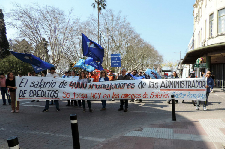 Movilización de los trabajadores de las administradoras de crédito | Foto: Juan Etchegorri (Archivo, 2019)