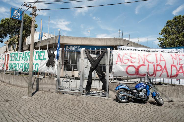 Ocupación de la agencia Mercado Modelo del BROU por banca oficial de AEBU | Foto: Ricardo Antúnez / adhocFotos