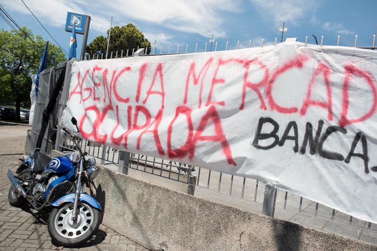 Ocupación de agencia Mercado Modelo del BROU | Foto: Ricardo Antúnez / adhocFotos