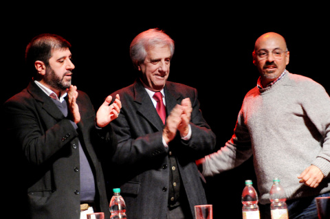 Tabaré Vázquez (centro), rodeado por Fernando Pereira y Marcelo Abdala en la inauguración del XII Congreso del PIT-CNT en el Teatro El Galpón. Foto: Javier Calvelo / adhocFOTOS (Archivo, 2015)