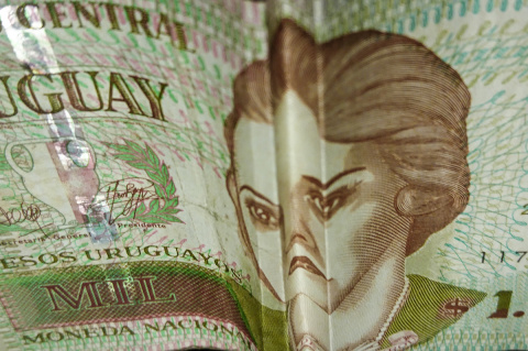 Billete de 1000 pesos uruguayos | Foto: Javier Calvelo/ adhocFOTOS