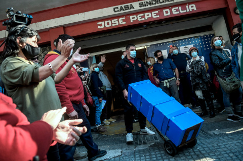 Transporte de las firmas logradas por la Comisión Nacional Prorreferéndum para derogar135 artículos de la LUC | Foto: Javier Calvelo / adhocFOTOS