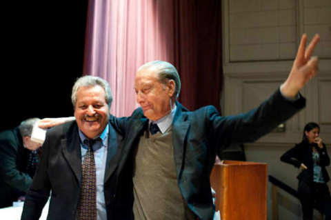 Raúl Brusco (der.) junto a Hebert Díaz, en el homenaje por los 70 años de AEBU a los militantes veteranos del sindicato. Foto: Ricardo Antúnez / adhocFOTOS (Archivo, 2012)