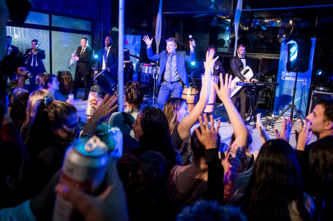Brindis de fin de año, ayer, en la sede de AEBU | Fotos: Javier Calvelo / adhocFOTOS