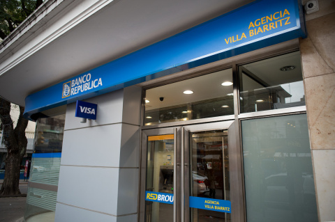 Agencia Villa Biarritz del BROU, en Montevideo. | Foto: Ricardo Antúnez / adhocFotos