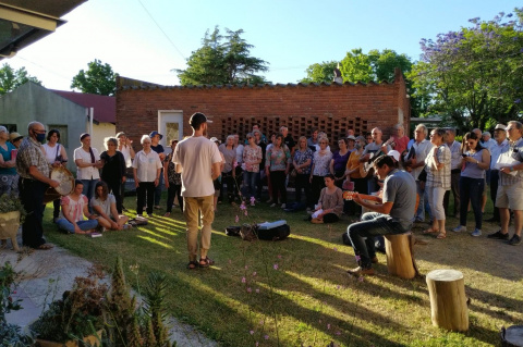 Coro comunitario, con integrantes de los coros Cosmopolita, Valdense y Rocha, entre otros, en el Hogar para Ancianos de Colonia Valdense