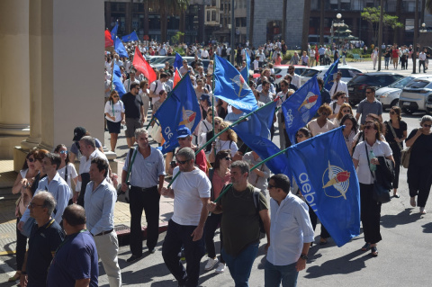 Marcha de AEBU desde Plaza Independencia al Palacio Legislativo | Fotos: Ignacio Álvarez Vigna