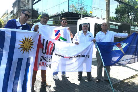 Concentración de AEBU y UNI Américas frente a la Embajada de Chile | Foto: Irene Rügnitz