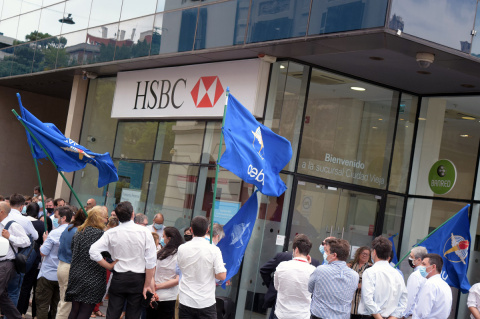 Concentración de trabajadores del HSBC el viernes 17, frente a la sucursal Ciudad Vieja de la institución | Foto: Santiago Gómez