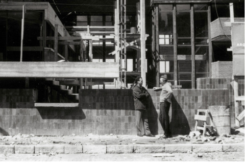Fachada norte del edificio de AEBU durante su construcción. En la foto: arquitecto Rafael Lorente Mourelle y Juan Barbaruk / Archivo histórico de AEBU