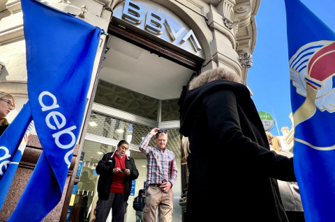 Manifestación de AEBU en las puertas del BBVA | Fotos: Javier Pérez Seveso
