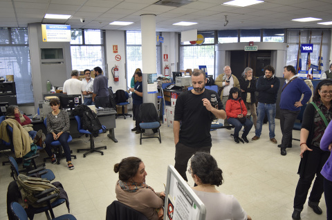 Ocupación de sucursal Mercado Modelo del Banco República | Foto: Santiago Gómez