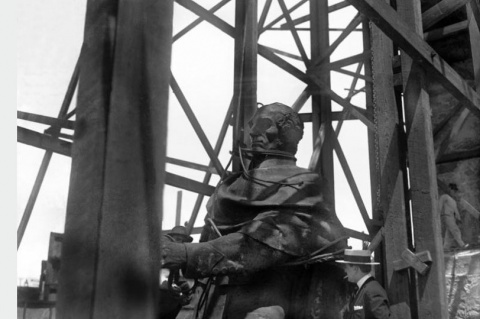 Monumento de homenaje a José Artigas durante el proceso de su instalación (1923). Plaza Independencia. Captura de pantalla / CDF