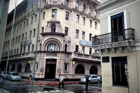 Edificio del Banco de Montevideo, quebrado en 2002, ahora de Scotiabank | Foto: Ricardo Antúnez / adhocFOTOS (Archivo: 2014)
