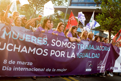 Mujeres representantes del PIT CNT en la marcha del 8 de marzo de 2018| Foto: Ricardo Antúnez / adhocFOTOS