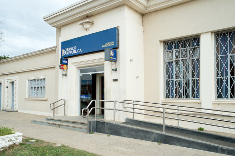 Sucursal Tranqueras del Banco de la República | Foto: Ricardo Antúnez / adhocFOTOS (Archivo, 2018)