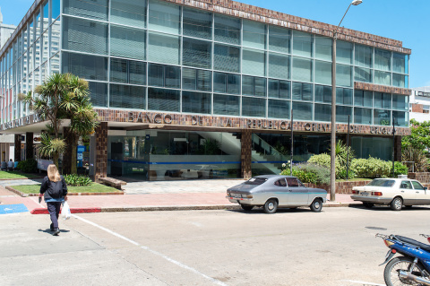 Edificio del Banco República en Punta del Este | Foto: Ricardo Antúnez / adhocFOTOS