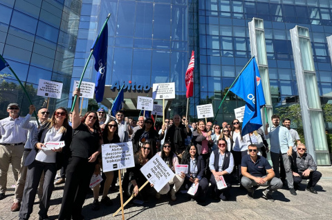 Movilización en oficinas centrales de Abitab | Foto: Irene Rugnitz