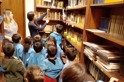 Niños del Jardín y Extensión Escolar de AEBU en su visita a la biblioteca | Foto: Radio Camacuá 