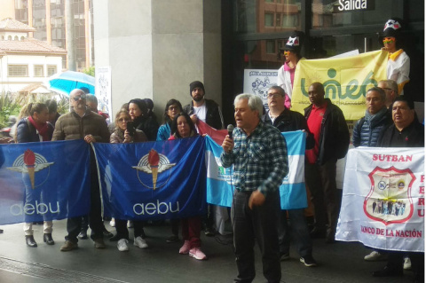 Intervención de José Iglesias en movilización frente al BBVA, ayer, en Bogotá.