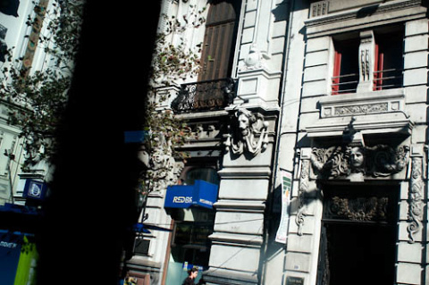 Banco de la República Oriental del Uruguay (BROU), en 18 de Julio y Julio Herrera. Foto: Ricardo Antúnez / adhocFotos (Archivo, 2011).