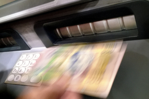 Cajero automático en centro comercia. Foto: Javier Calvelo/ adhocFotos 