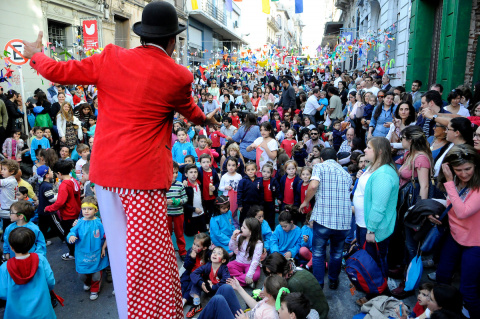 Fiesta en la calle del Jardín de AEBU | Foto: Javier Calvelo / adhocFotos (Archivo, 2015)