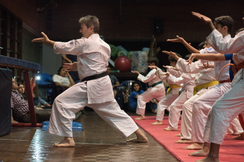 Profesor Rolando Podestá al frente de una clase abierta de karate en AEBU | Foto: Ricardo Antúnez / adhocFOTOS (Archivo, 2016)