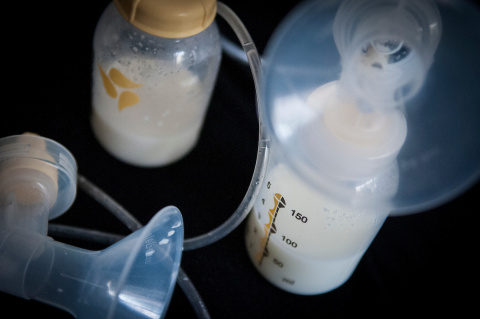 Extracción de leche materna. Foto: Javier Calvelo/ adhocFotos (Archivo, 2017)