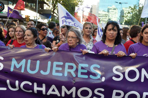 Marcha del 8 de marzo de 2018 por la Avenida 18 de Julio. En la foto, mujeres representantes del PIT CNT. Foto: Ricardo Antúnez / adhocFOTOS
